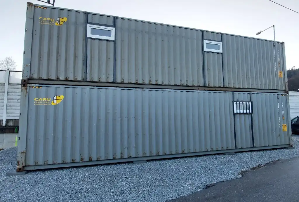 Garáž z lodních kontejnerů